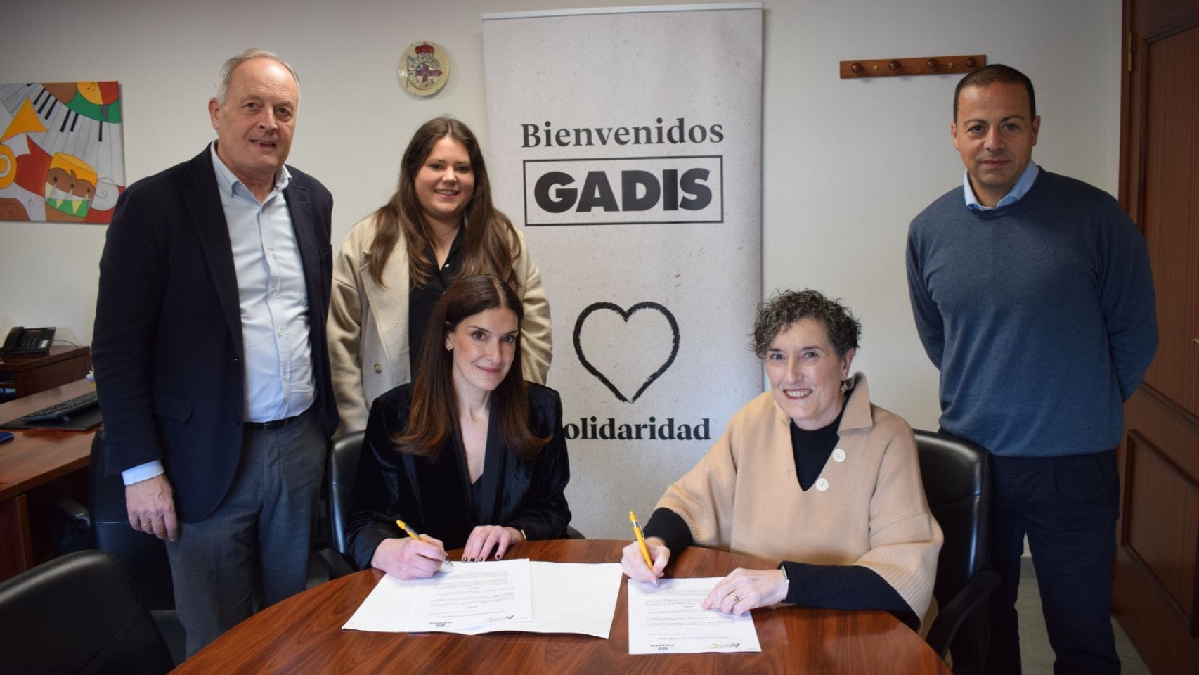 La directora de Marketing y RSC de Gadisa Retail, Melisa Pagliaro, y la presidenta de Aspace
Coruña, Mª Carmen Barreiro, firman el convenio.