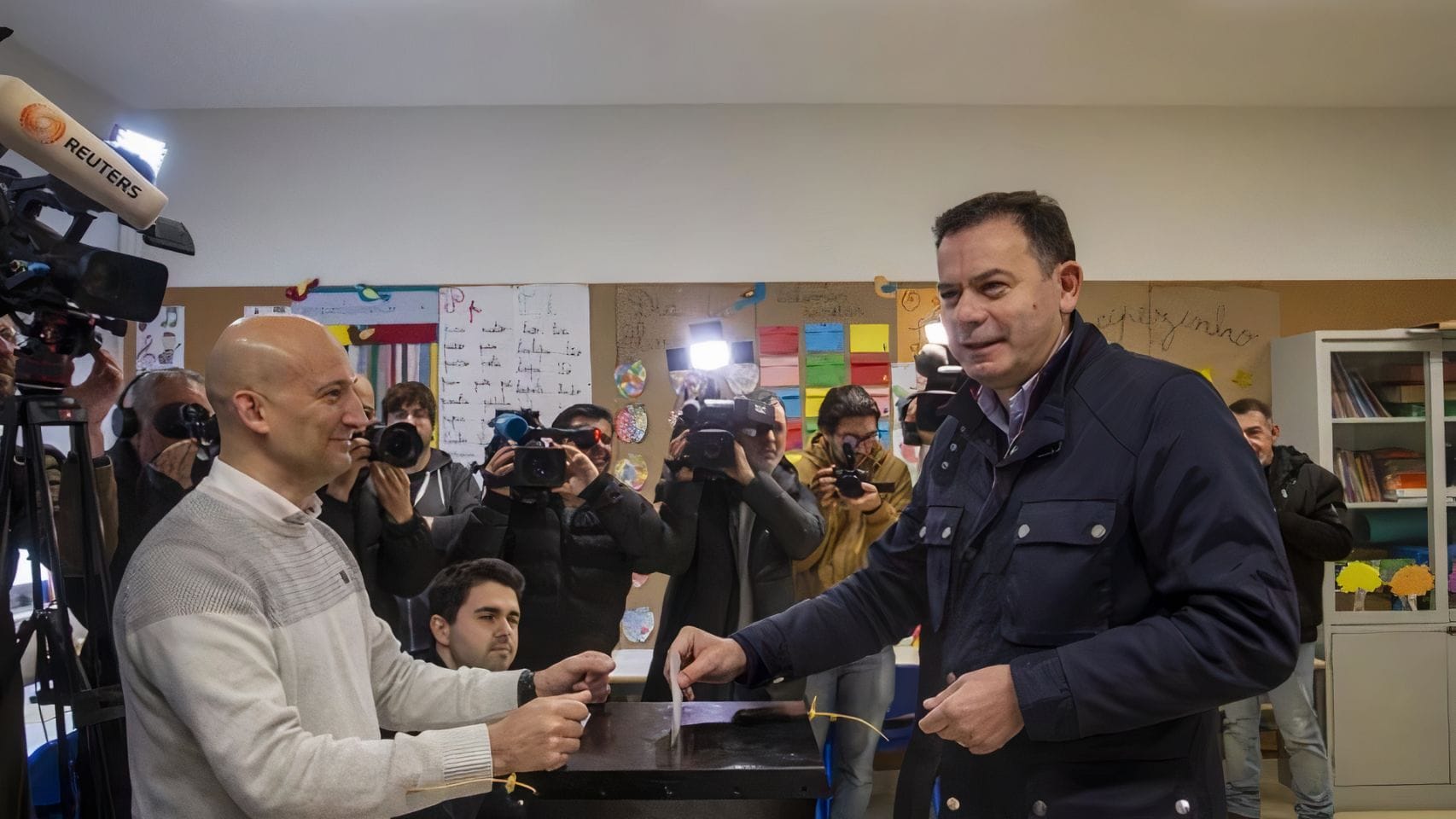 Luís Montenegro, candidado de Alianza Democrática, depositando su voto este domingo 10 de marzo. 