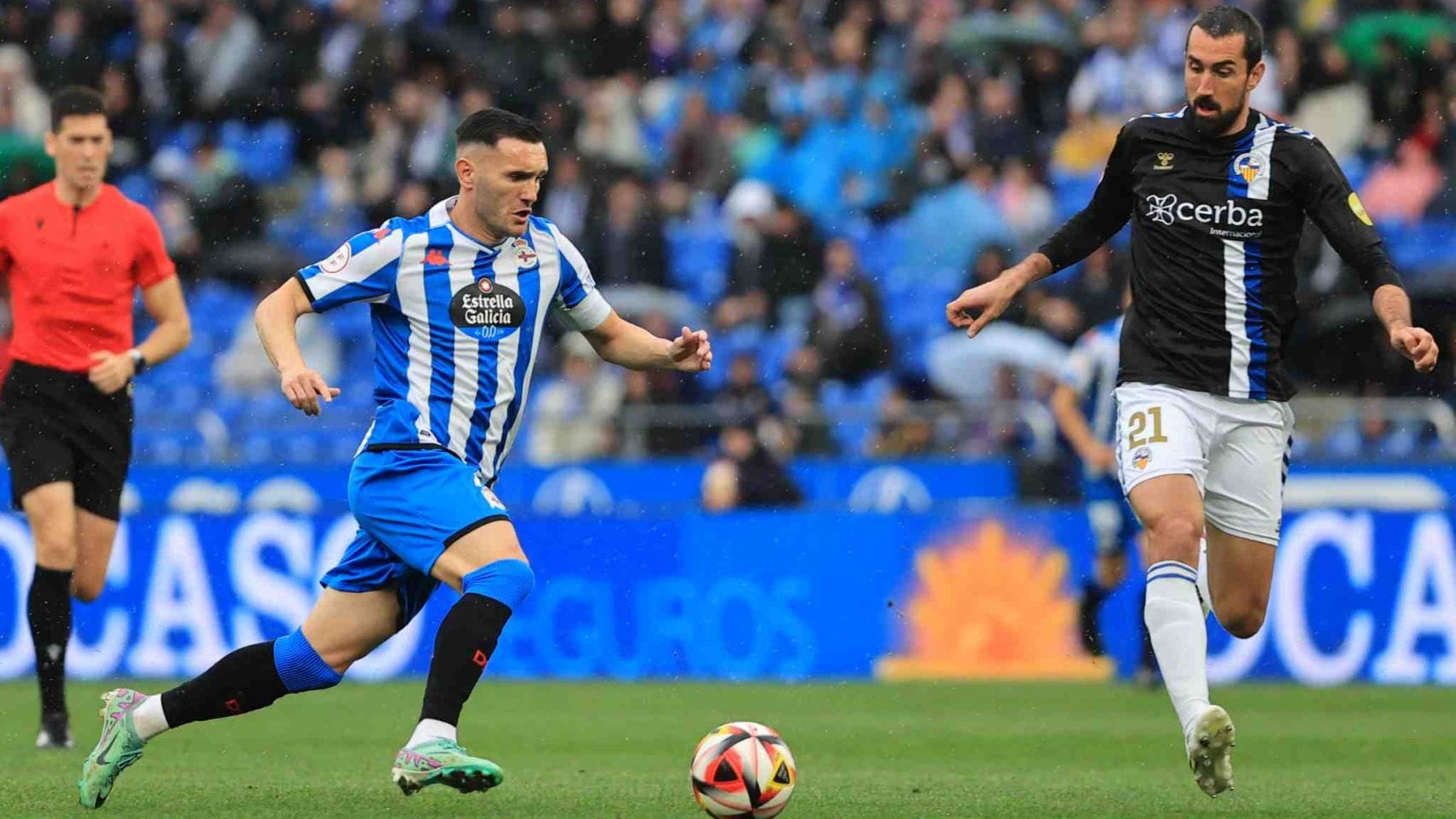 Lucas pelea un balón durante el partido entre Deportivo y Sabadell