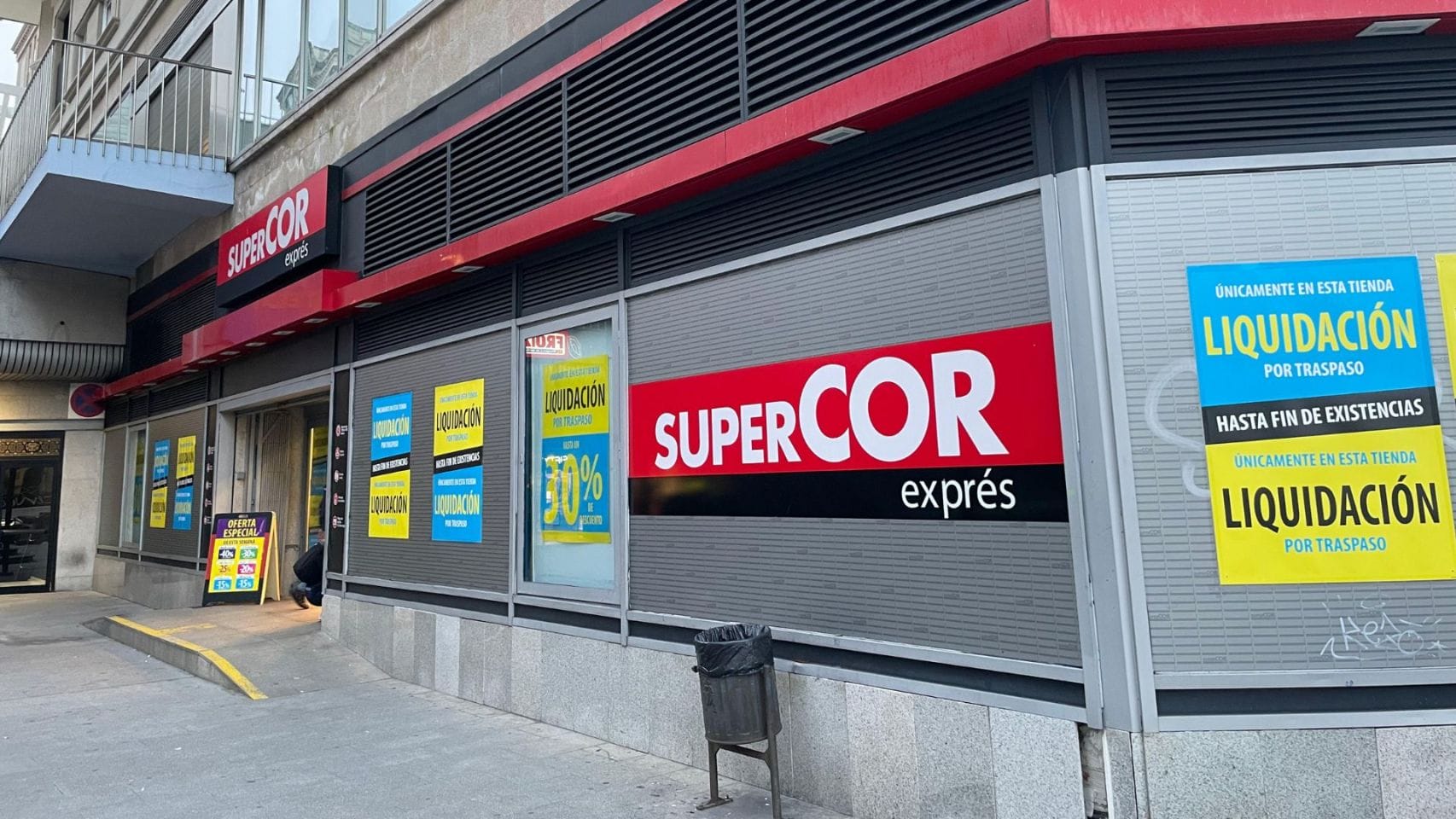 Exterior de la tienda Supercor de la calle Bolivia, en Vigo.