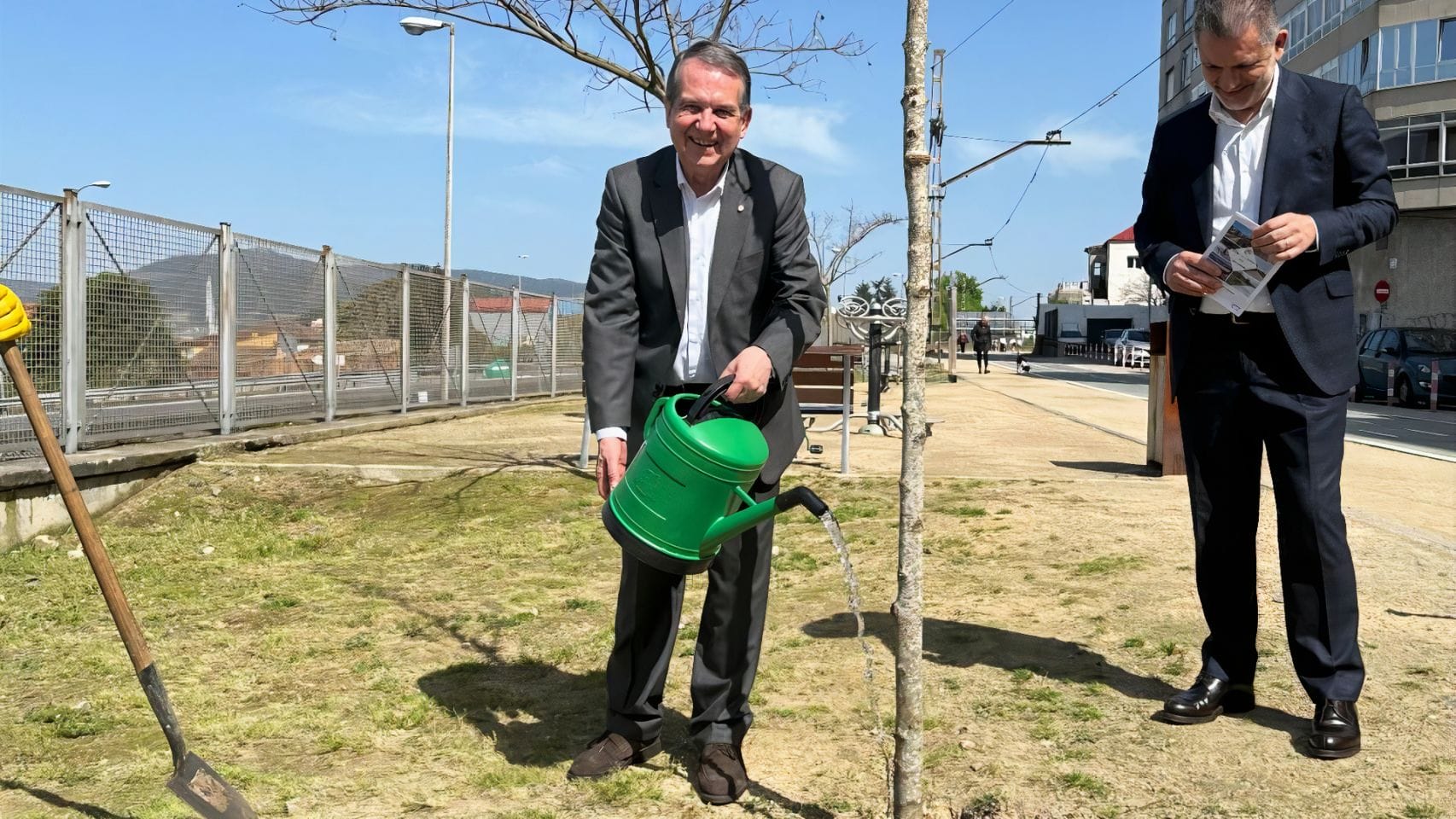 Abel Caballero plantando un árbol en la Vía Verde.