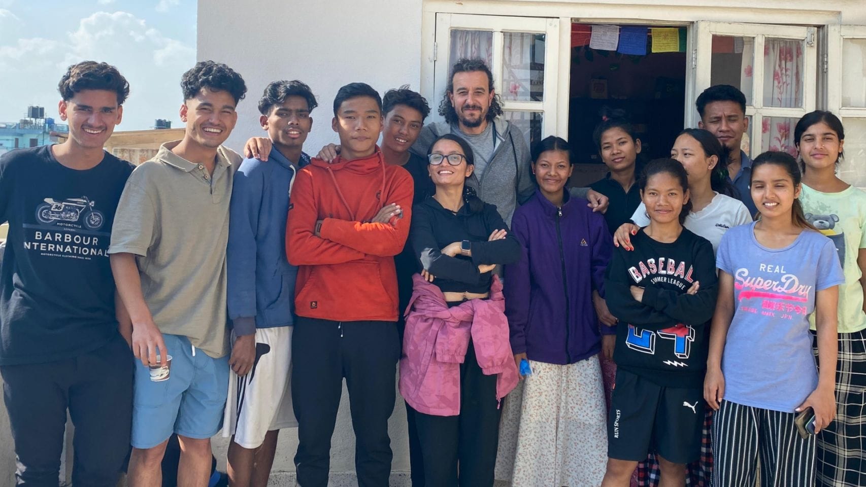 Gonzalo Mosquera con varios de los jóvenes a los que ayuda la ONG en Nepal.