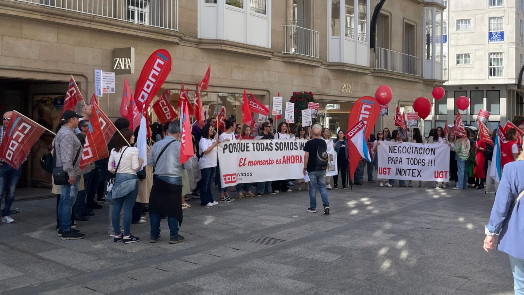 Trabajadores de tiendas de Inditex se manifiestan delante de la tienda de Zara, en Príncipe.