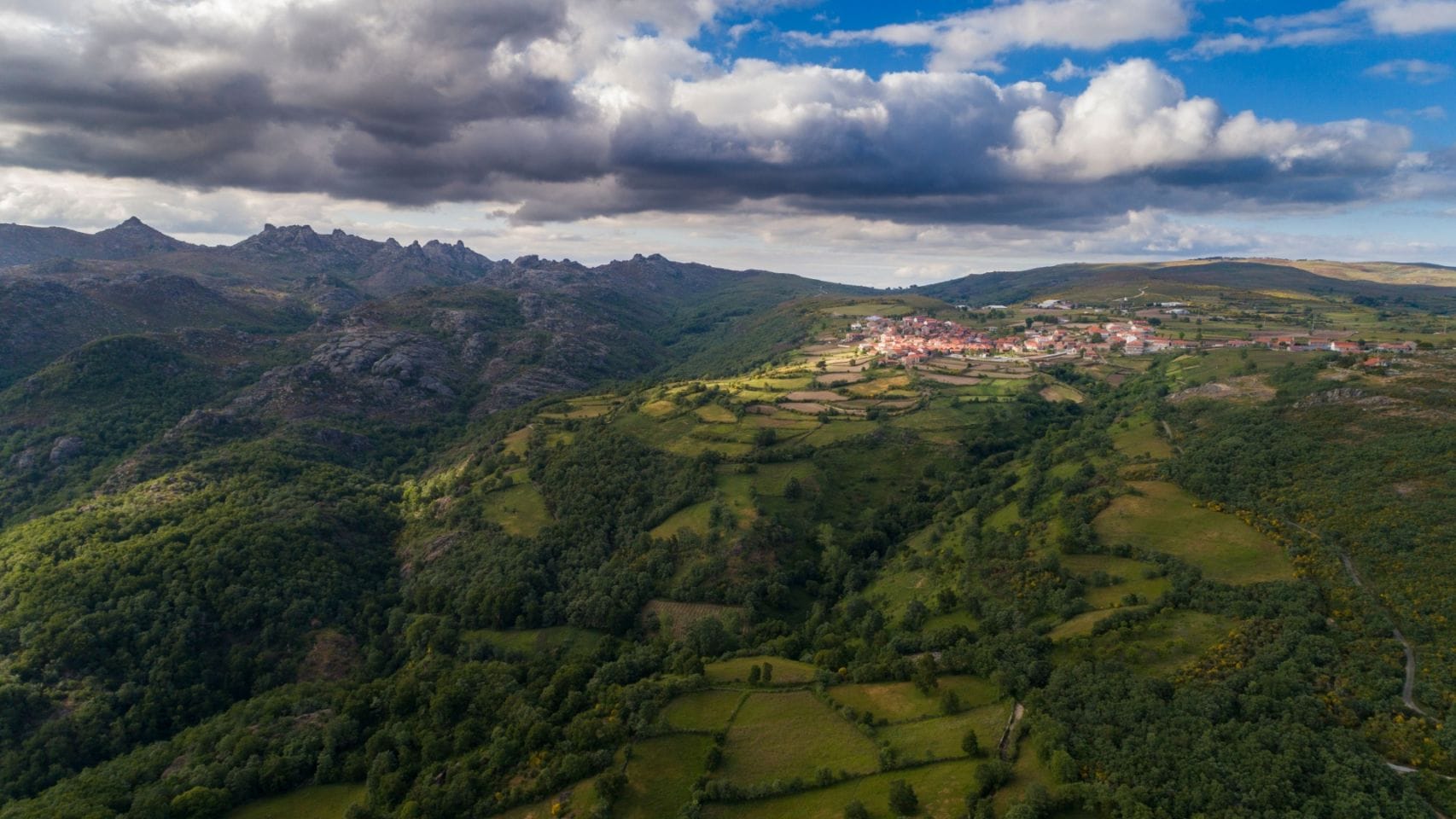 Vista aérea del valle y las montañas del Gêres, en Portugal.
