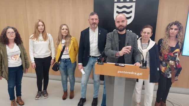 Iván Puentes, del PSOE de Pontevedra, junto a sus compañeros de formación. 