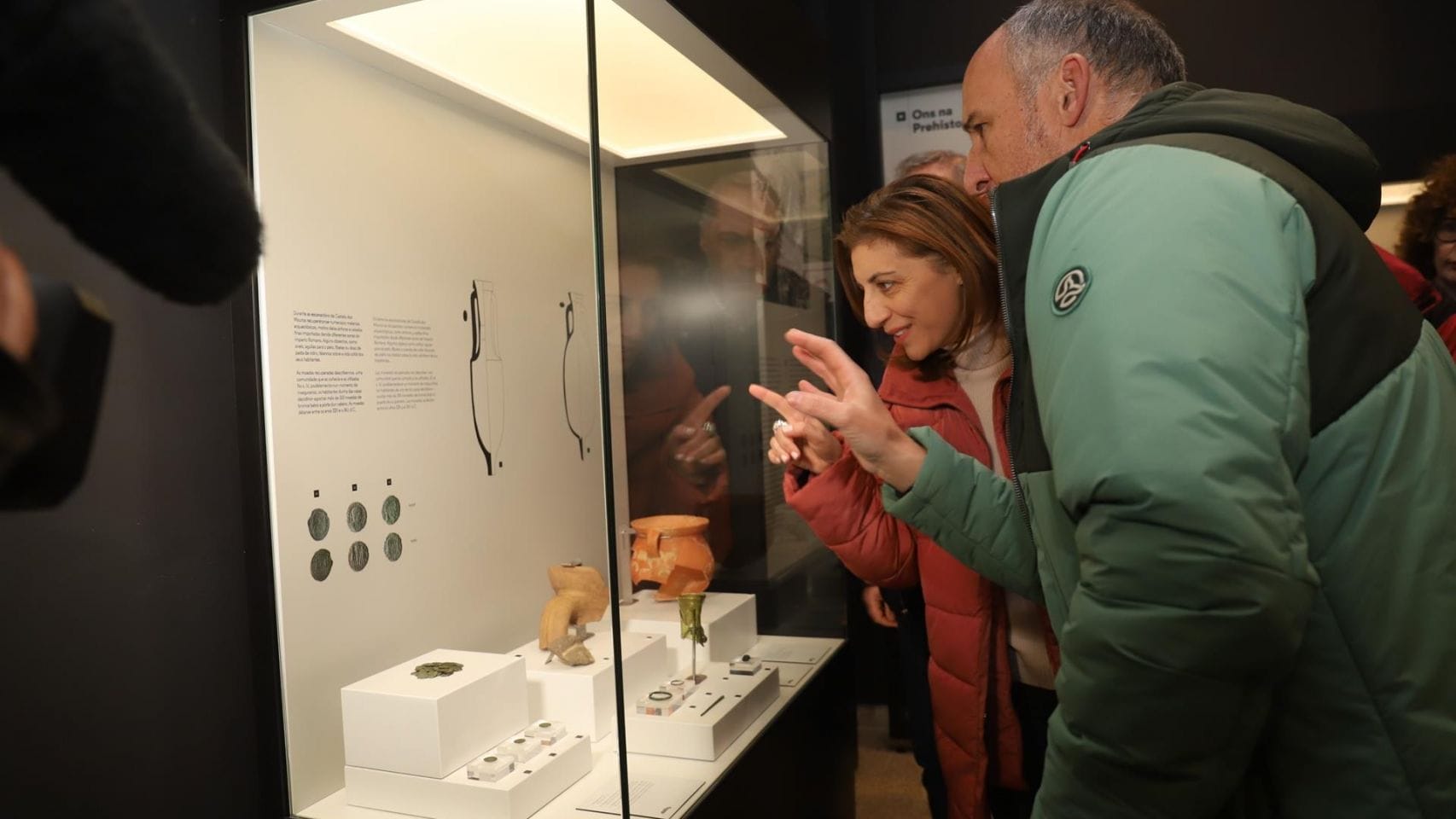 Ángeles Vázquez visita el museo arqueológico de Ons. 