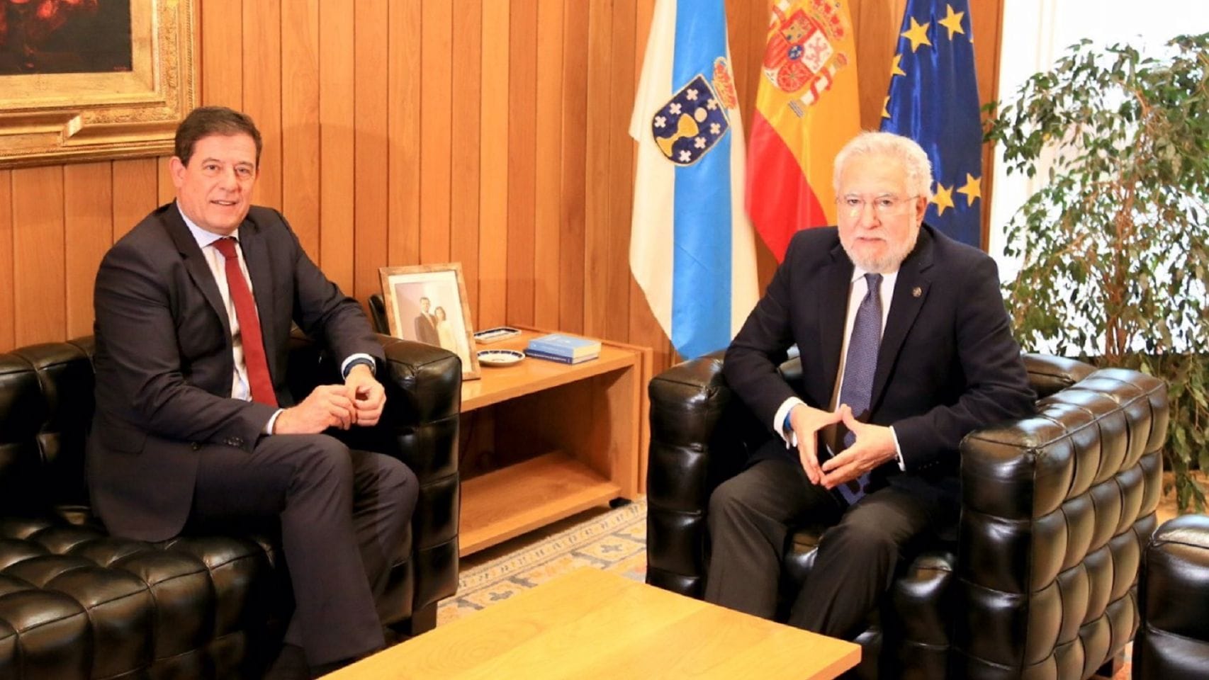 El secretario xeral electo y portavoz parlamentario del PSdeG, José Ramón Gómez Besteiro, con el presidente del Parlamento de Galicia, Miguel Santalices.