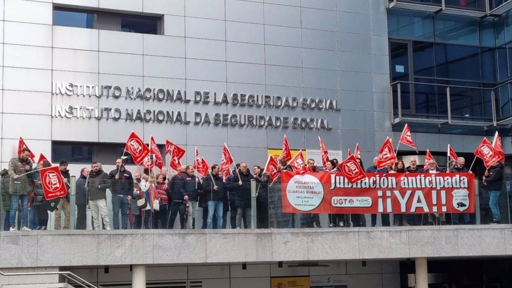 Profesionales de la seguridad privada, convocados por UGT, concentrados ante la Dirección Provincial de la Seguridad Social en A Coruña.