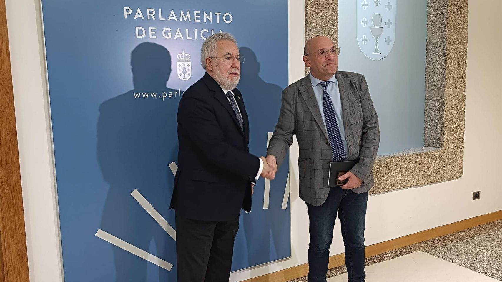 El presdiente del Parlamento de Galicia, Miguel Santalines, recibe al diputado de Democracia Ourensana, Armando Ojea.