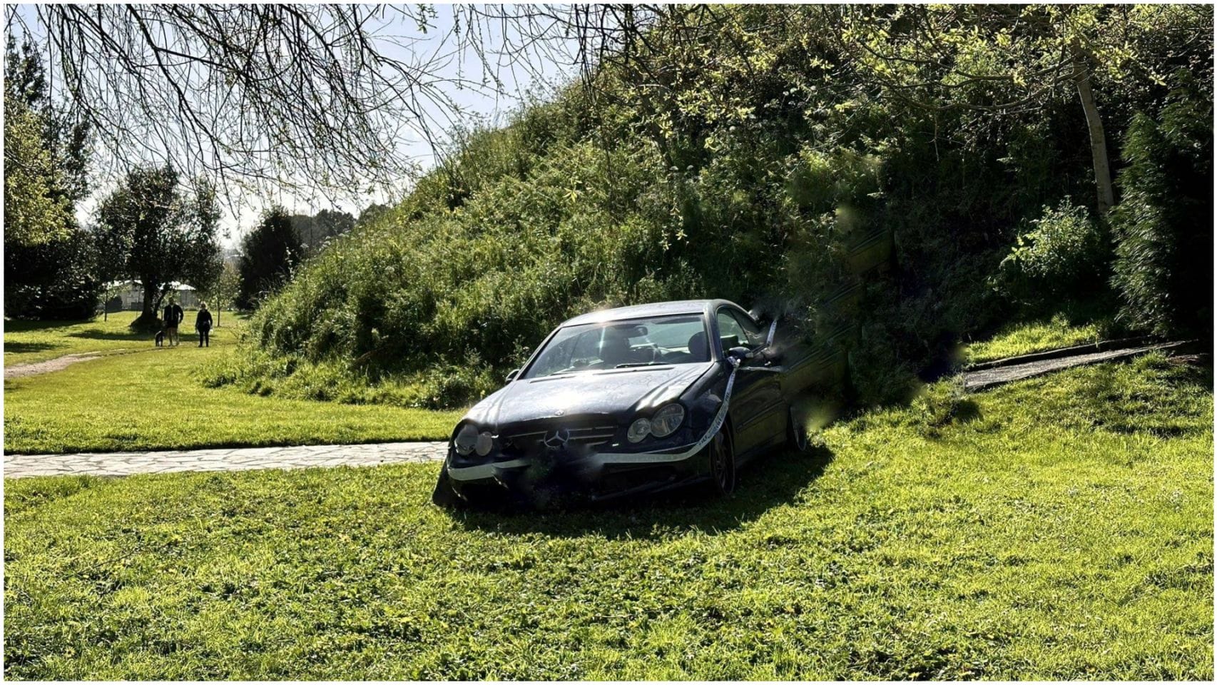 Imagen del vehículo que cayó al parque en O Burgo