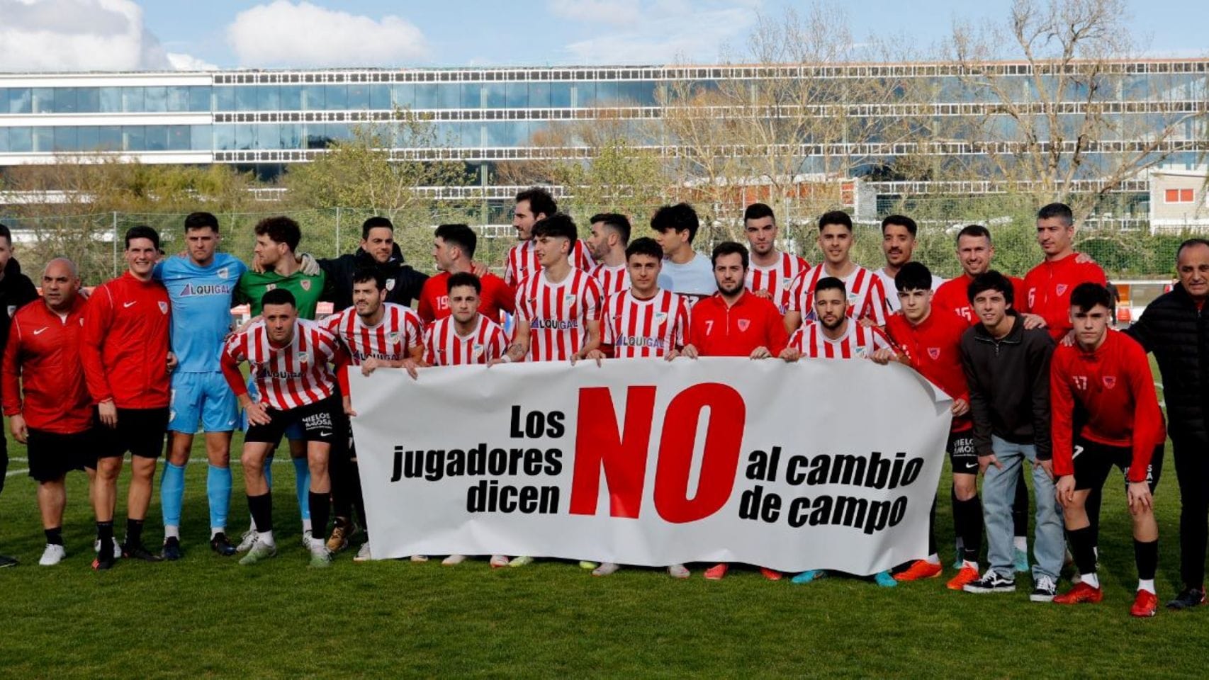 El primer equipo del Atlético Arteixo salió a Ponte dos Brozos contra el Polvorín con una pancarta en contra del cambio de césped