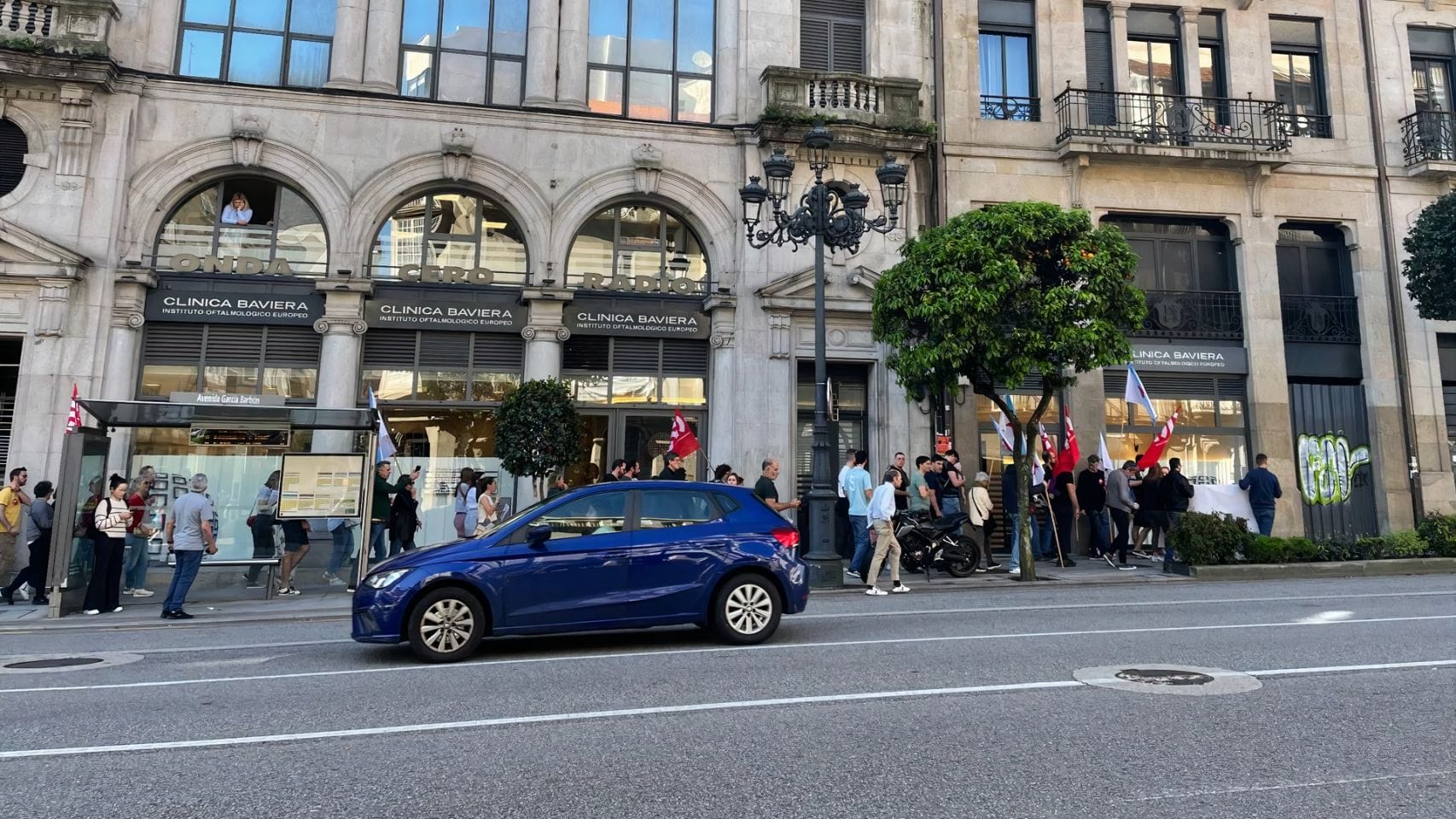 Varios trabajadores del sector de las oficinas marchan por el centro de Vigo. 