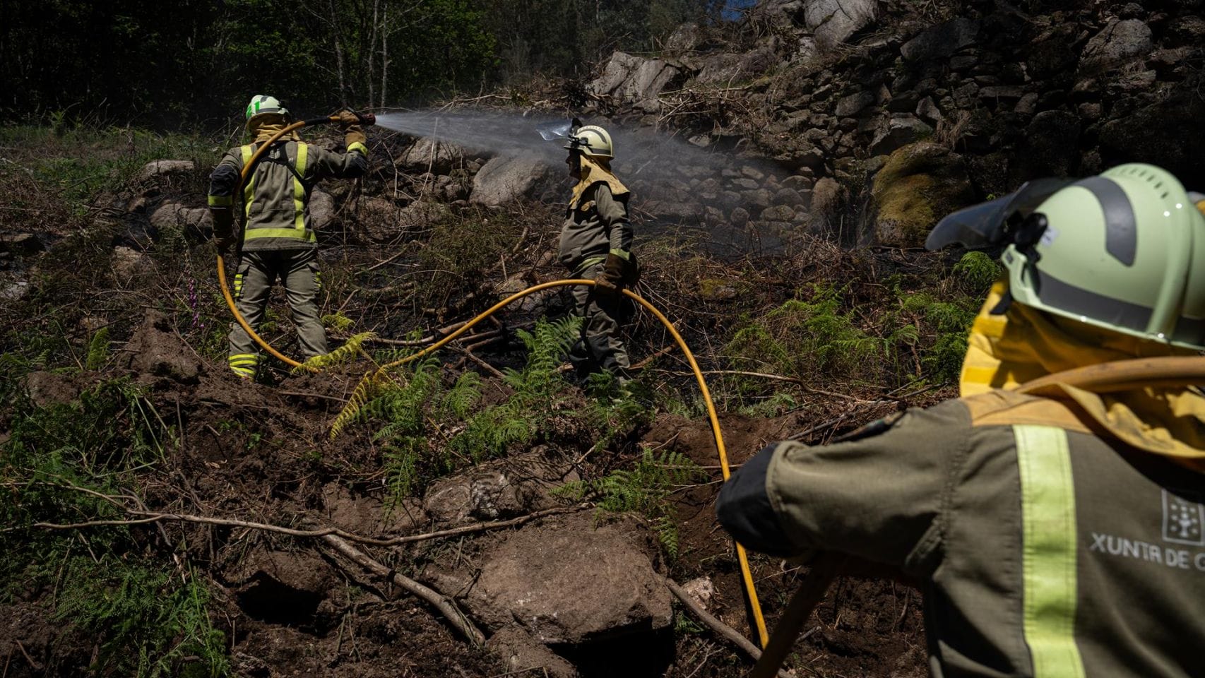 Agentes de los equipos de bomberos trabajan en el lugar del incendio, a 16 de abril de 2024, en Crecente.
