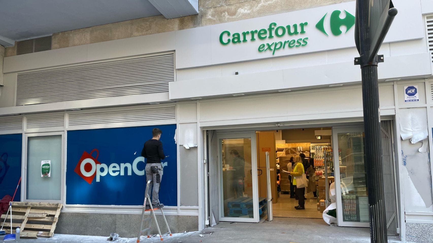 Fachada del antiguo Supercor con el nuevo cartel de Carrefour Express.