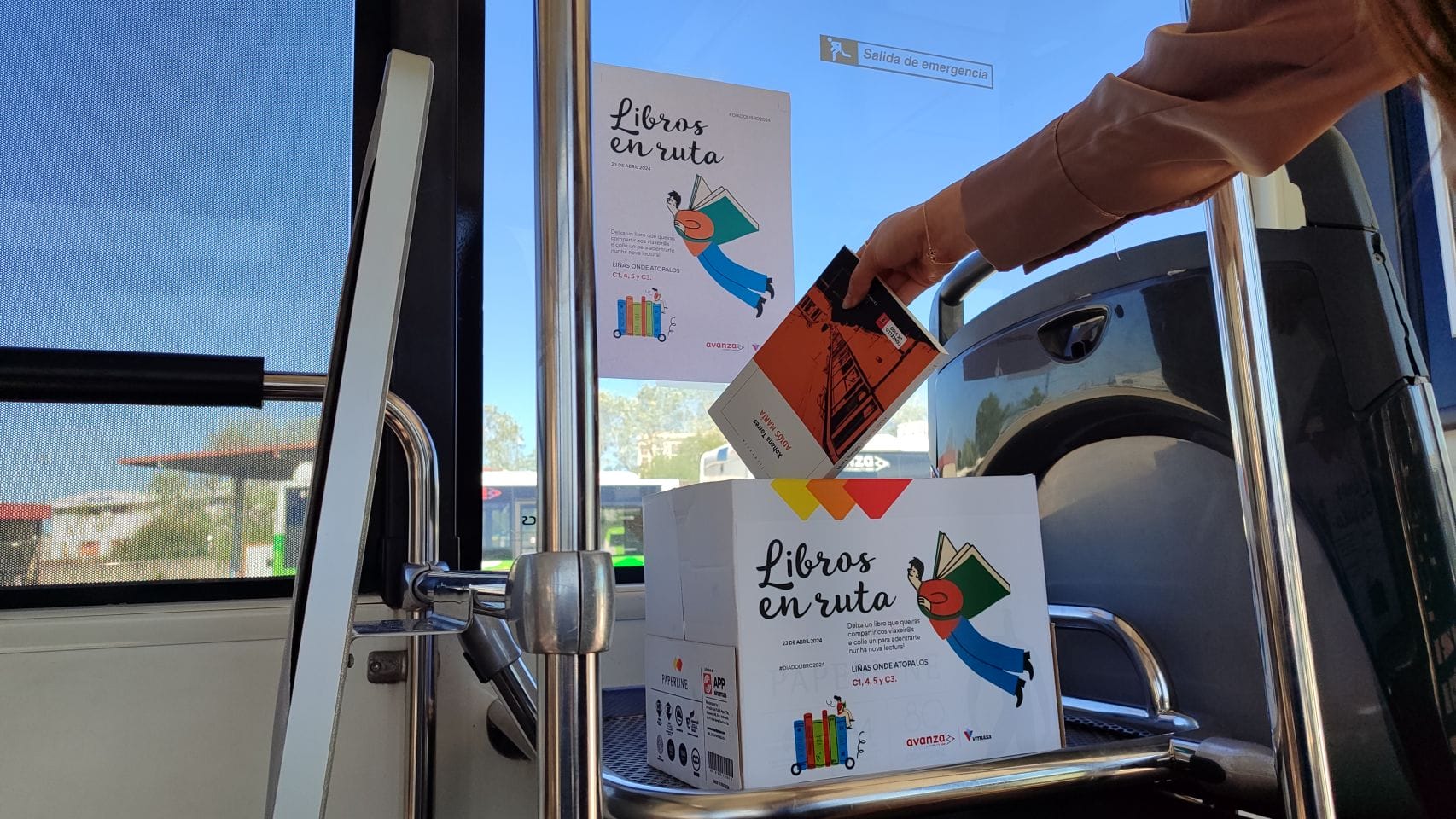 Intercambio de libros en un autobús de Vitrasa. 