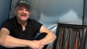 El artista Enrique Tenreiro se encerrará en el escaparate de una galería de arte de A Coruña