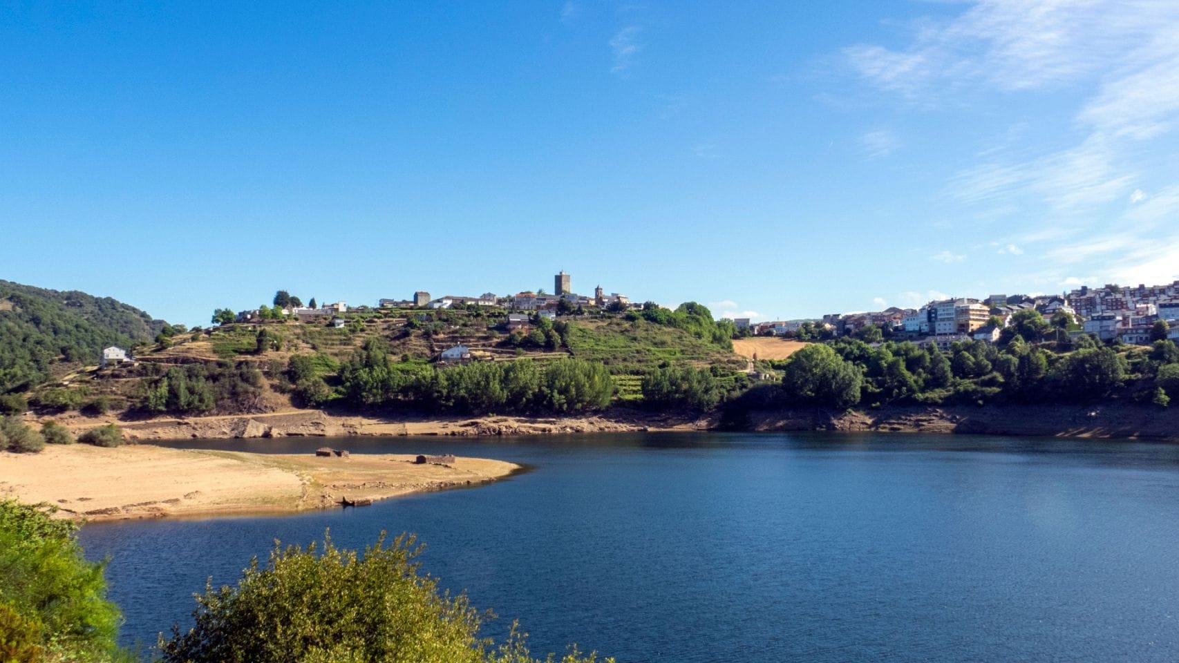 Vista de la ciudad de Viana do Bolo sobre un promontorio sobre el embalse de O Vao, en el río Bibei.
