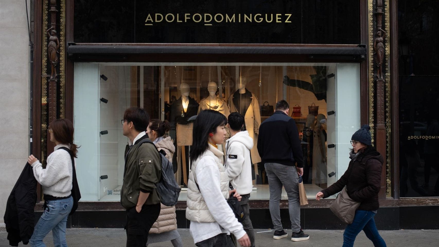 Escaparate de la tienda Adolfo Domínguez en el Paseo de Gracia en Barcelona.
