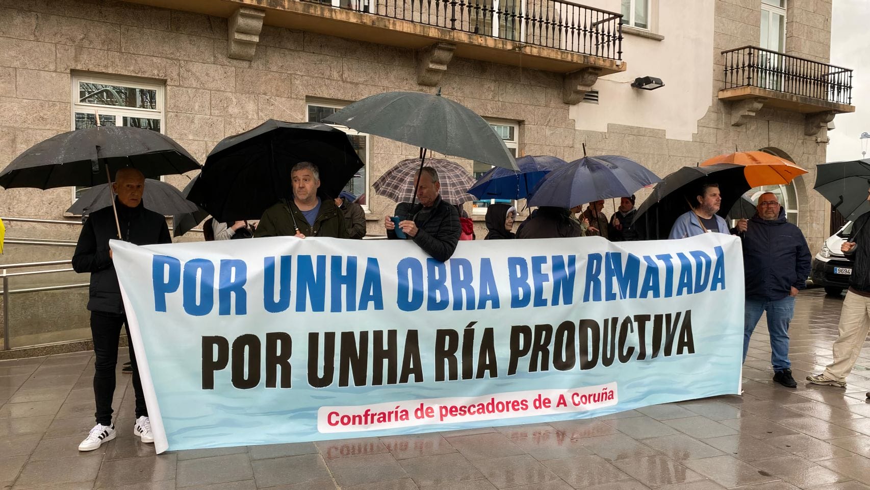 Mariscadores de la Ría de O Burgo manifestándose hoy en A Coruña.