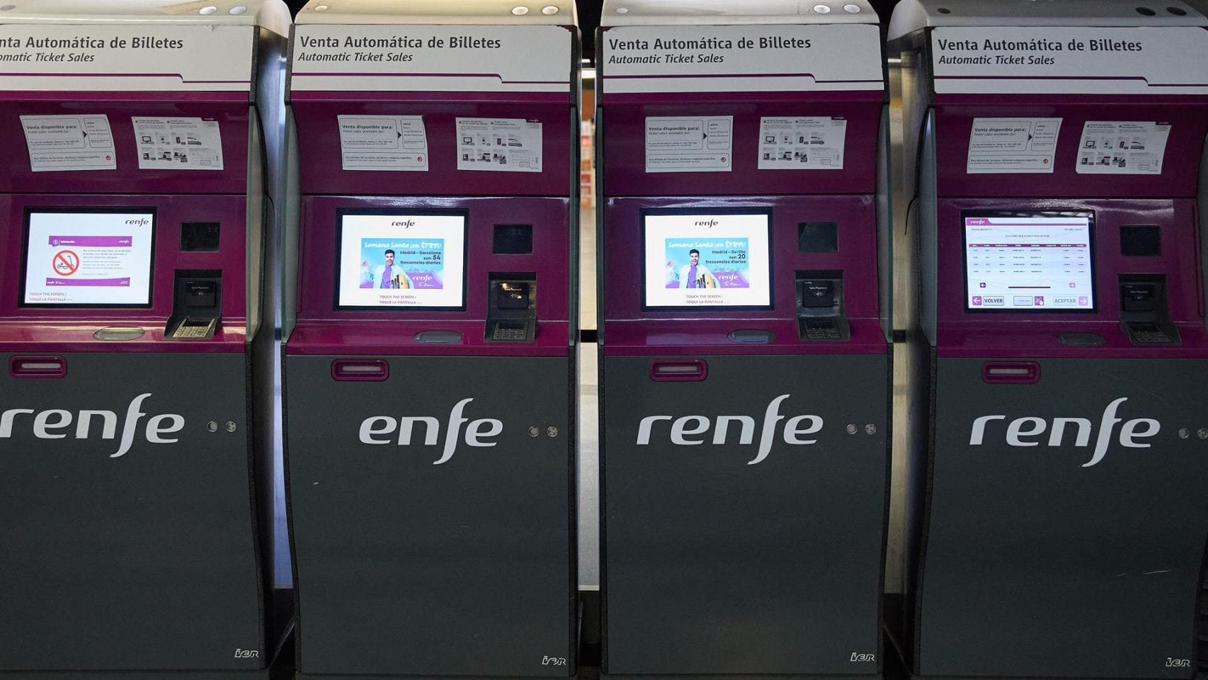 Máquinas para la compra de billetes de Renfe.