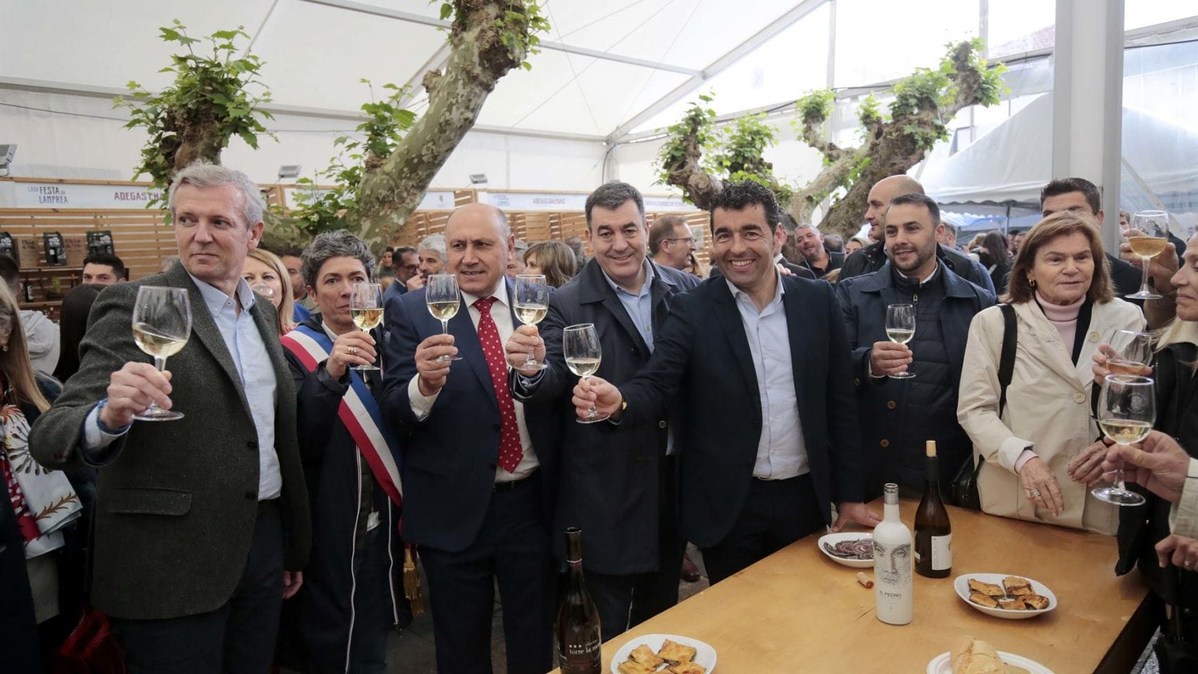 El presidente de la Xunta, Alfonso Rueda, junto a otras personalidades en la Festa da Lamprea de Arbo (Pontevedra).