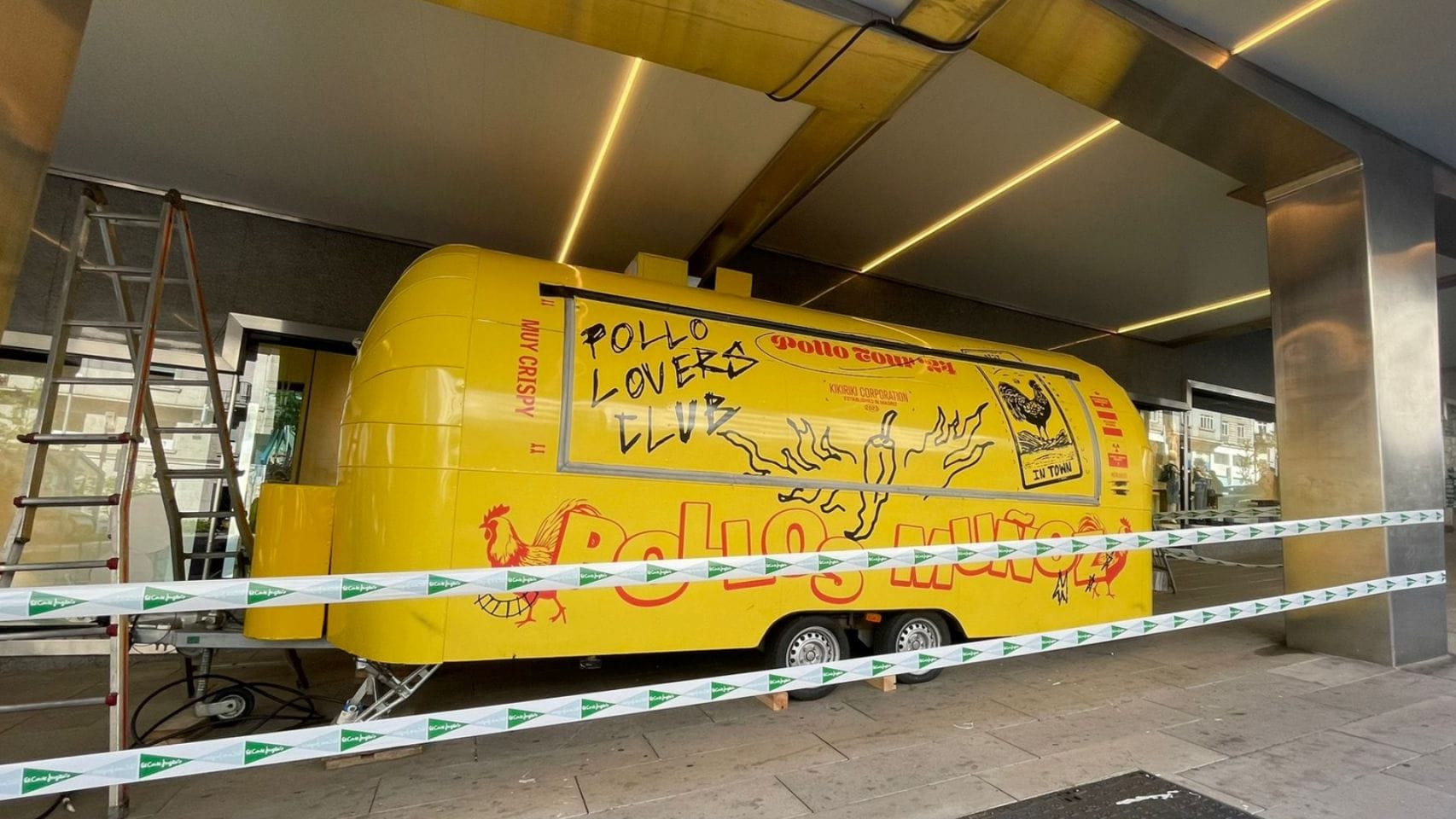 'Food Truck' de Pollos Muñoz delante de El Corte Inglés de Gran Vía, en Vigo.