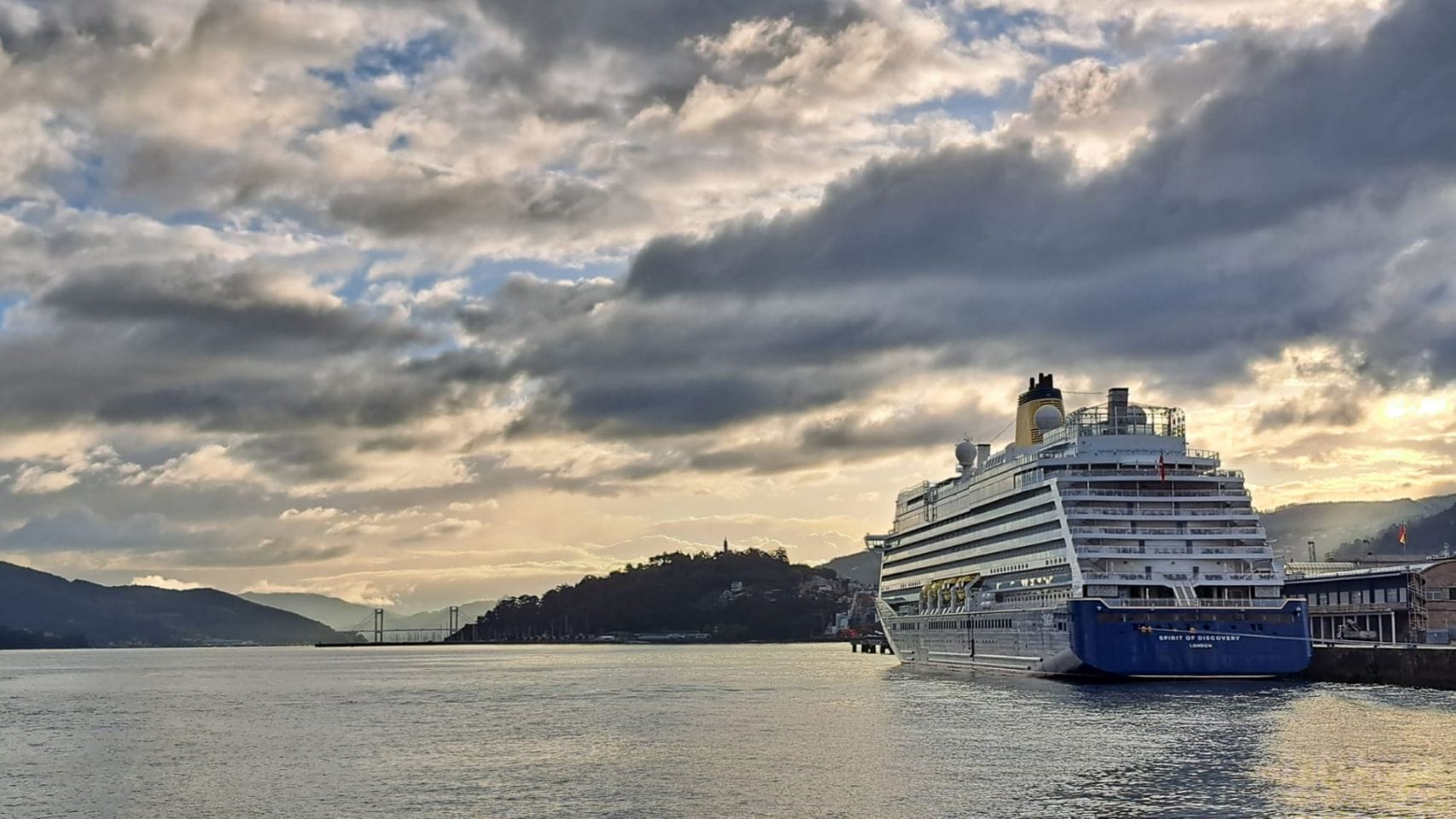 El 'Spirit of Discovery' en el puerto de Vigo.