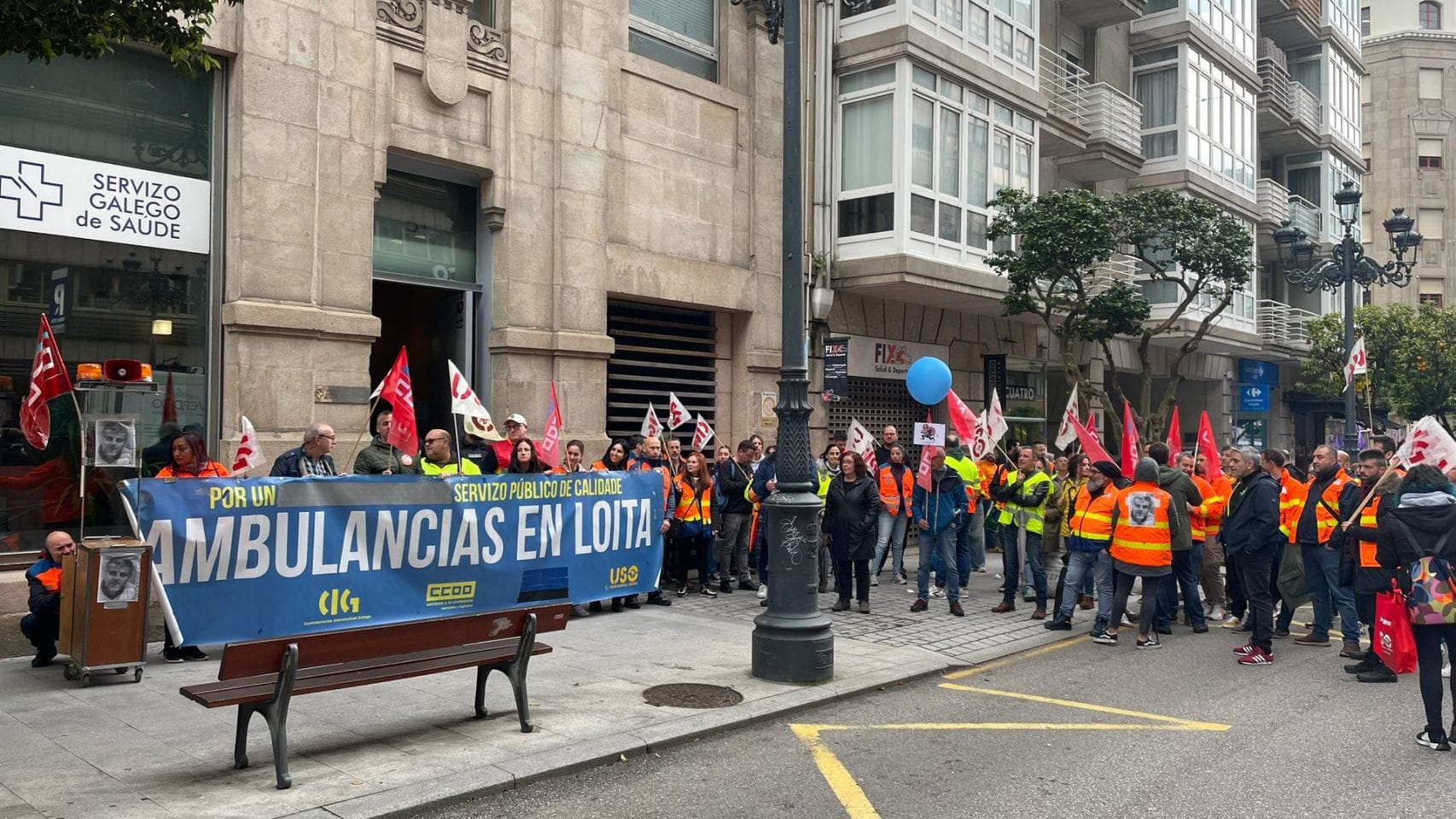 Concentración de los trabajadores del sector de las ambulancias en Vigo. 