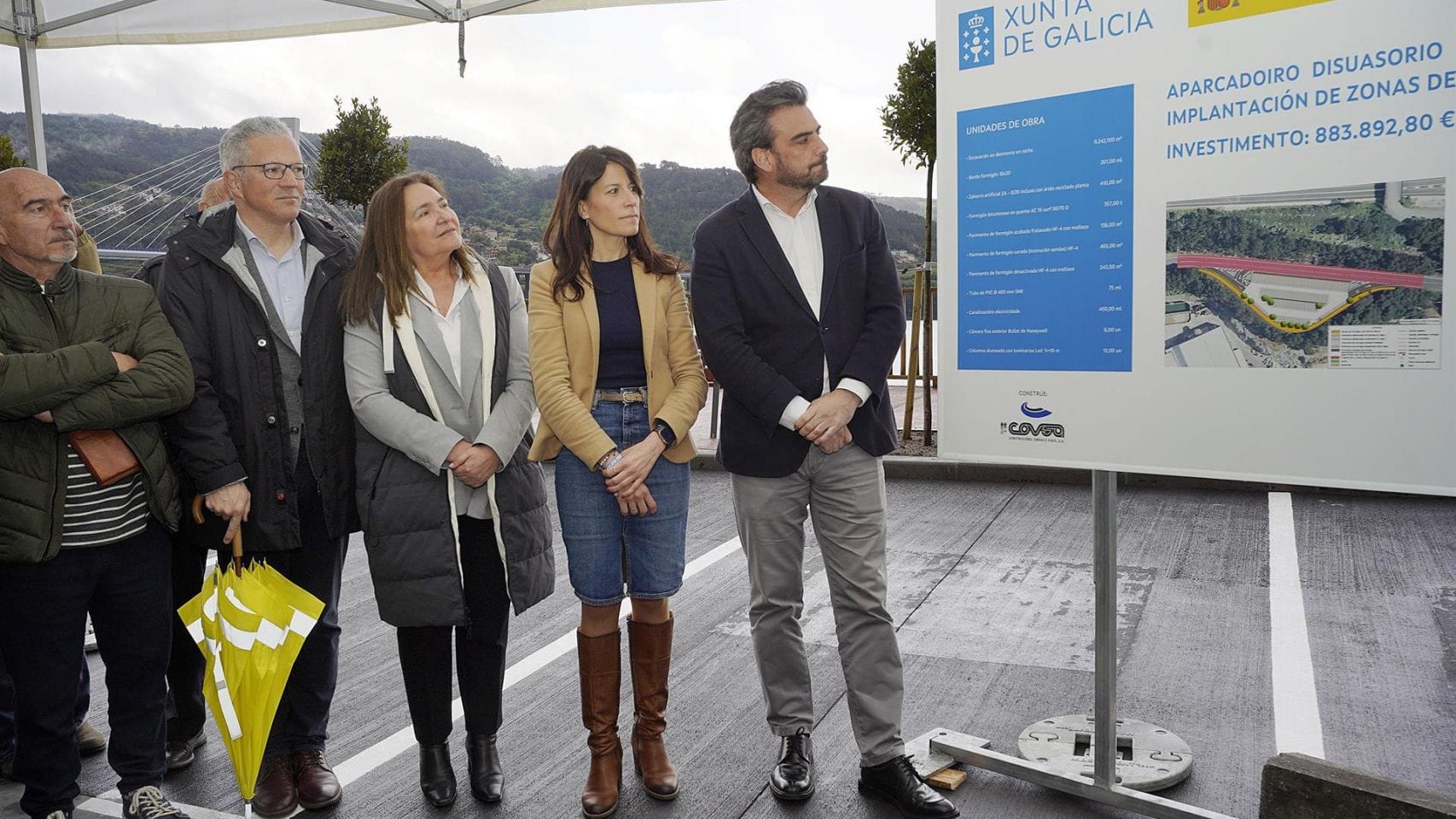 Calvo y Martínez Allegue visitan el nuevo aparcamiento disuasorio de Moaña (Pontevedra).
