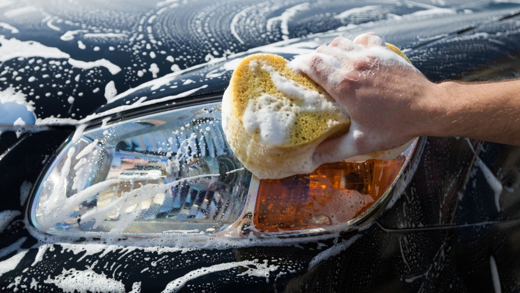 Imagen de archivo de una persona limpiando un coche