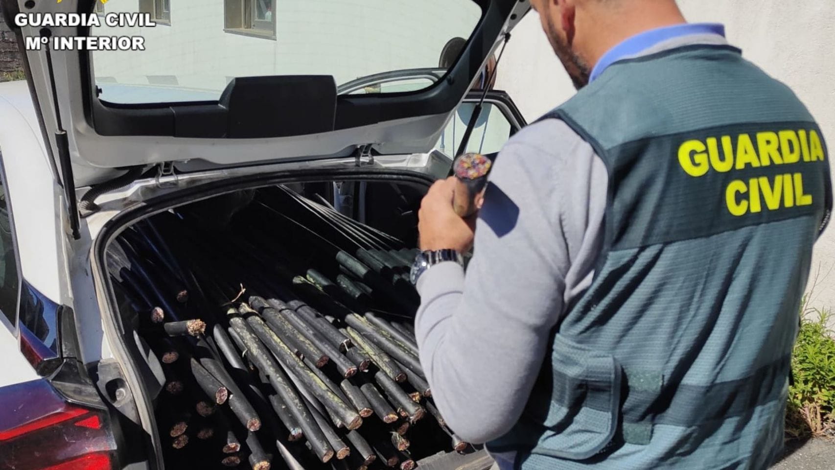 La Guardia Civil incautó 5.200 kilos de cable de teléfono.