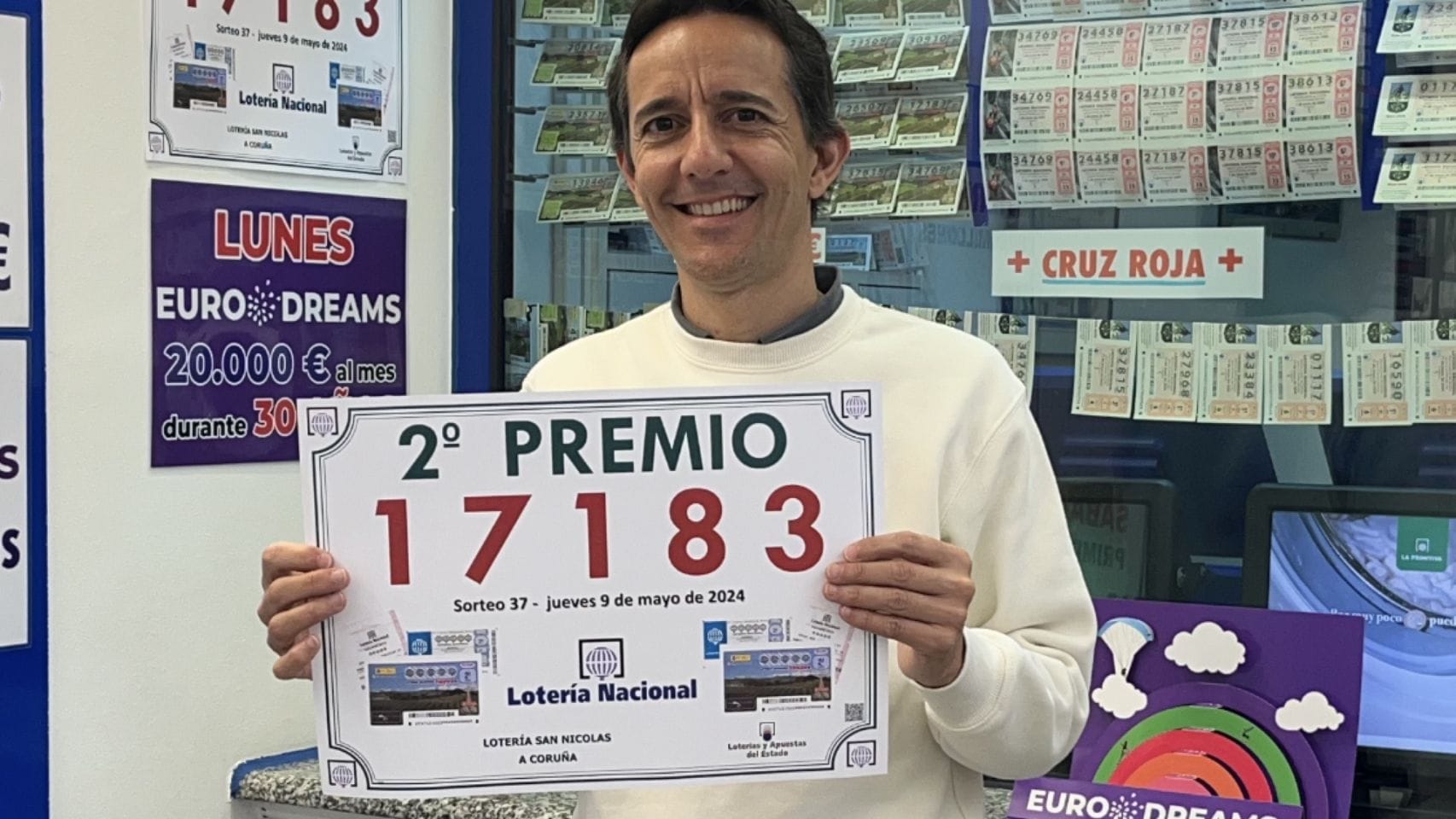 El lotero Iván González con el número premiado