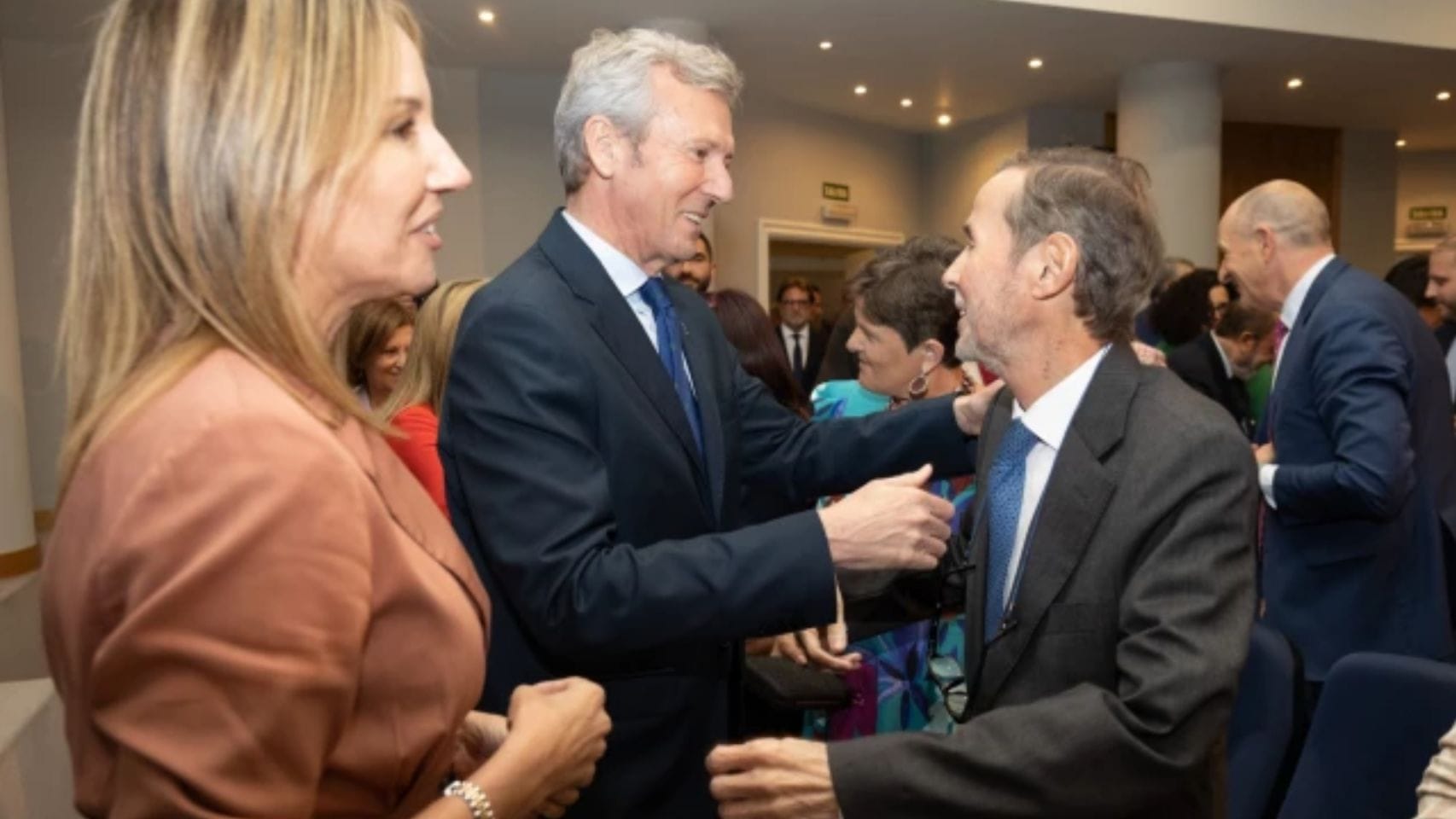 Enrique Albo saluda al presidente de la Xunta, Alfonso Rueda, durante la entrega de las Medallas de Anfaco-Cecopesca de 2023.