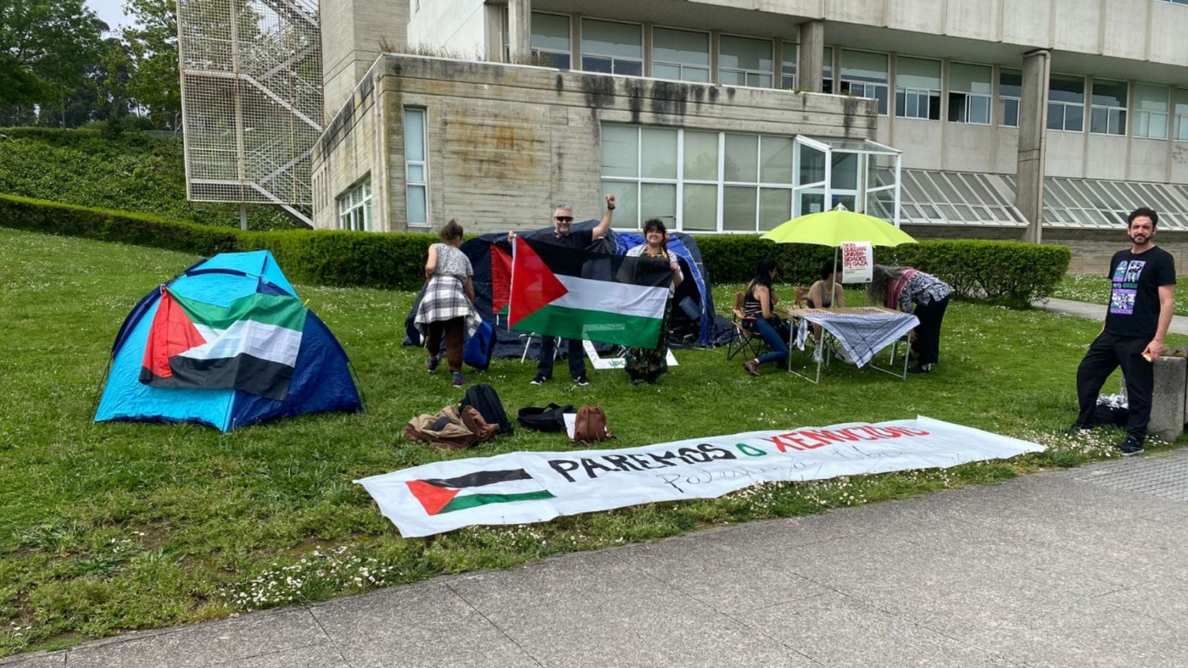 Estudiantes acampan en el campus de A Coruña