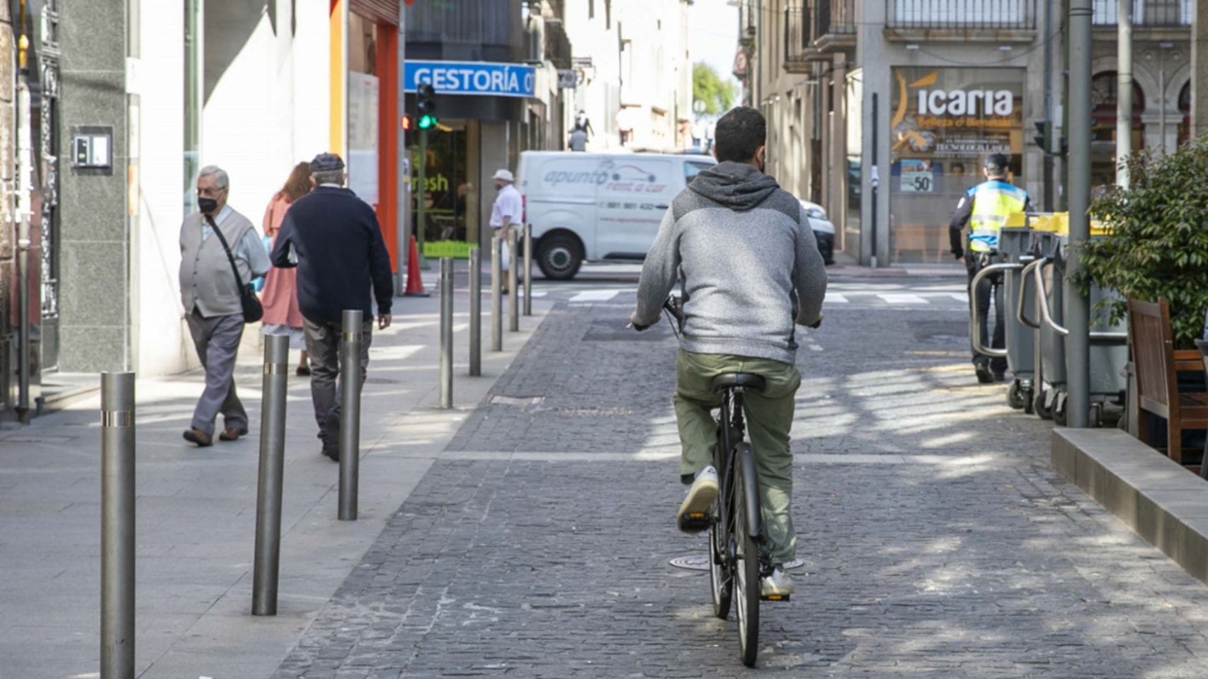 Ciclista en rúa Nova en A Coruña