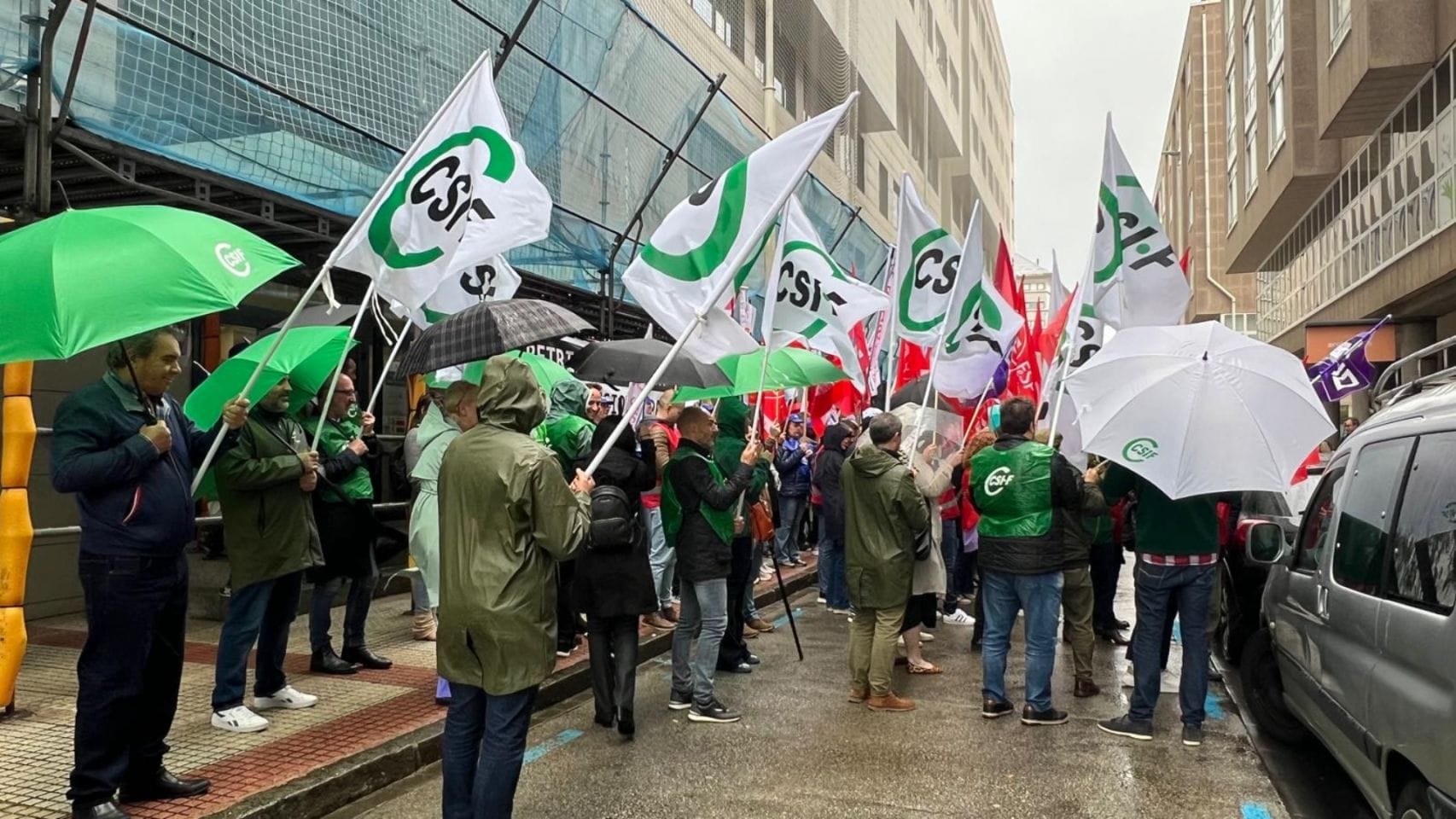 Protesta en A Coruña delante de la Delegación de la Agencia Tributaria en Galicia