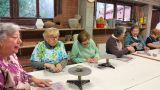 Taller de reciclaje de papel y trabajo con hierbas y barro - 'Memoria Oleira' en Oleiros